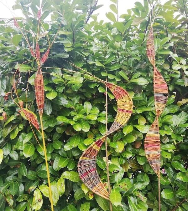 Einen Gartenstecker flechten