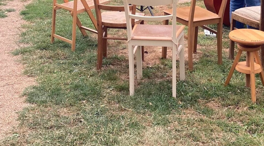 KUNST-WORKSHOP MIT STÜHLEN